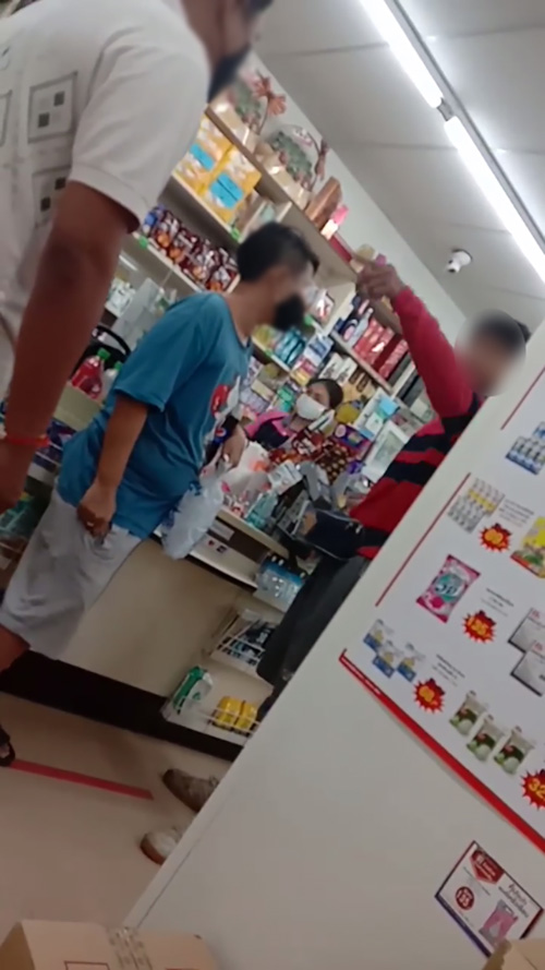 ต่อยยับกลางเซเว่นฯ ต่อยยับกลางเซเว่นฯ