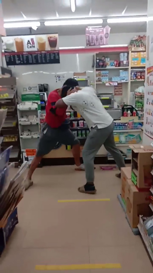 ต่อยยับกลางเซเว่นฯ ต่อยยับกลางเซเว่นฯ