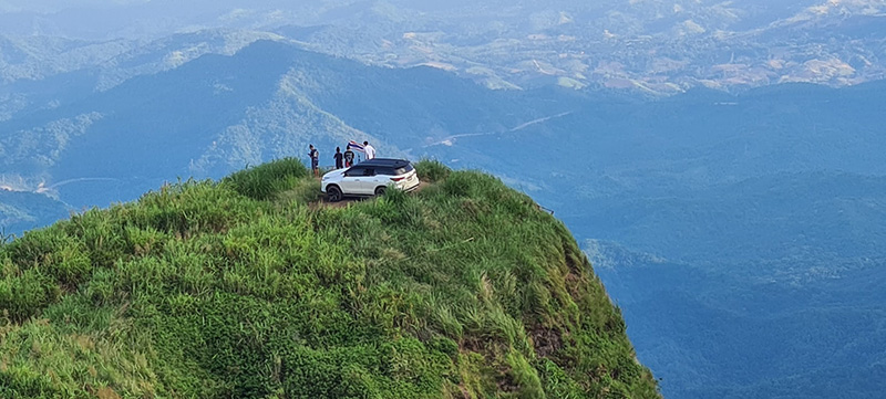 แฉภาพแก๊งนักท่องเที่ยวขับรถยนต์ขึ้นจุดชมวิวผาหัวสิงห์ แฉภาพแก๊งนักท่องเที่ยวขับรถยนต์ขึ้นจุดชมวิวผาหัวสิงห์