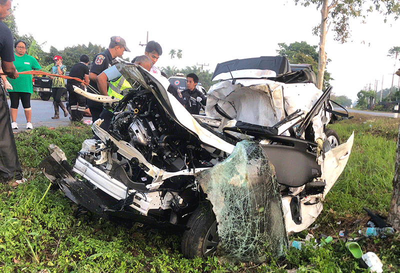 เสียหลักชนต้นไม้ เสียหลักชนต้นไม้