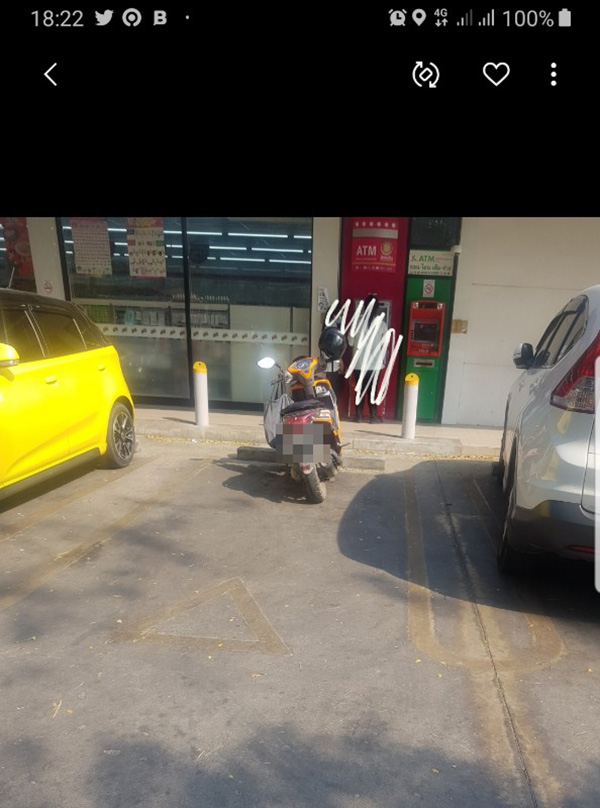 มอเตอร์ไซค์จอดช่องรถเก๋ง มอเตอร์ไซค์จอดช่องรถเก๋ง