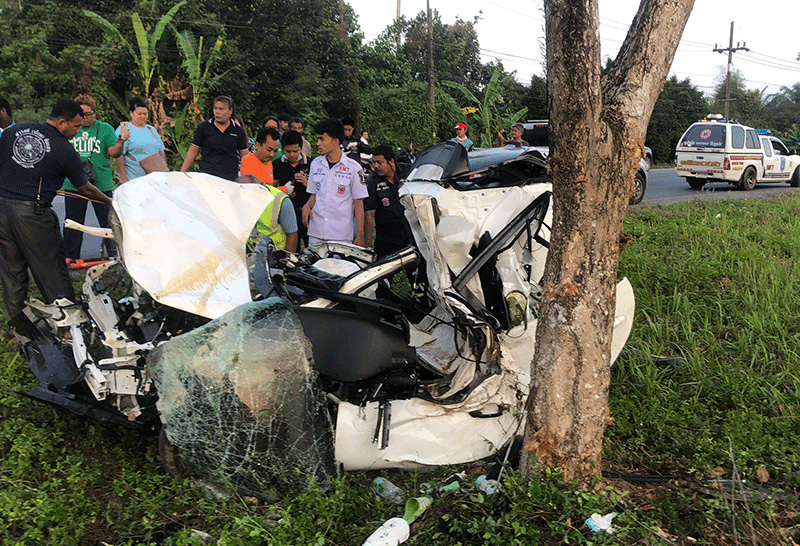 เสียหลักชนต้นไม้ เสียหลักชนต้นไม้