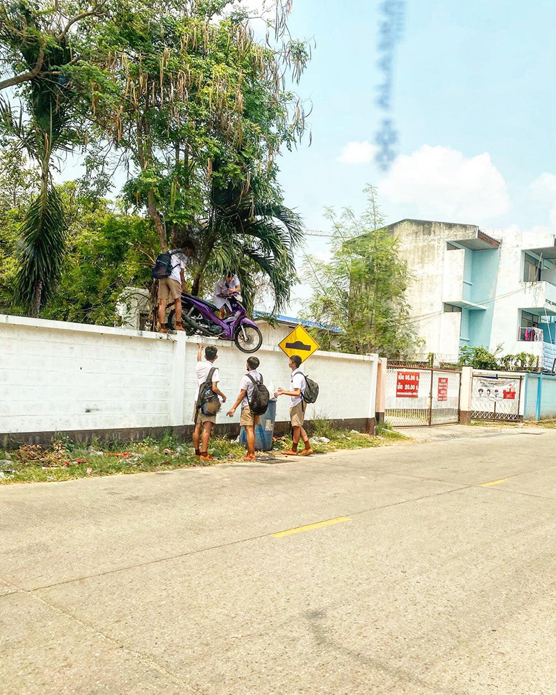 นักเรียนยกมอเตอร์ไซค์โดดเรียน นักเรียนยกมอเตอร์ไซค์โดดเรียน