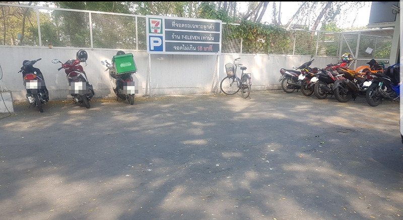 มอเตอร์ไซค์จอดช่องรถเก๋ง มอเตอร์ไซค์จอดช่องรถเก๋ง