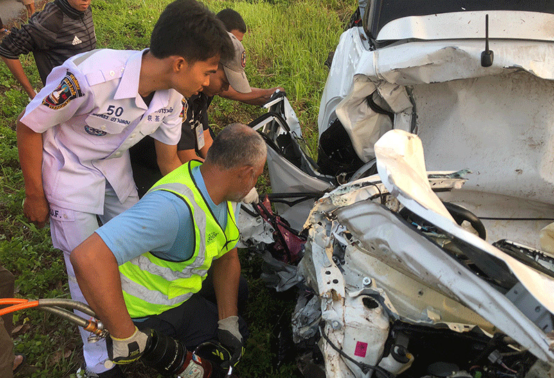 เสียหลักชนต้นไม้ เสียหลักชนต้นไม้