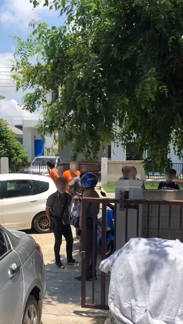 เดือด ! พนง. ส่งของ ยกพวกรุมด่าเจ้าของบ้าน เดือด ! พนง. ส่งของ ยกพวกรุมด่าเจ้าของบ้าน