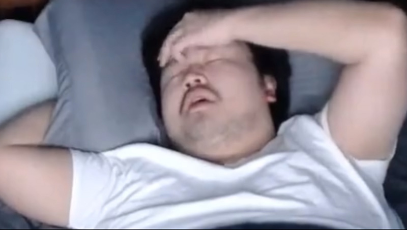 หนุ่มโชว์หลับ หนุ่มโชว์หลับ