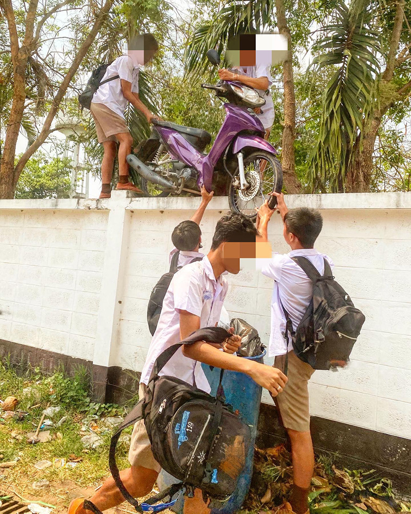นักเรียนยกมอเตอร์ไซค์โดดเรียน นักเรียนยกมอเตอร์ไซค์โดดเรียน