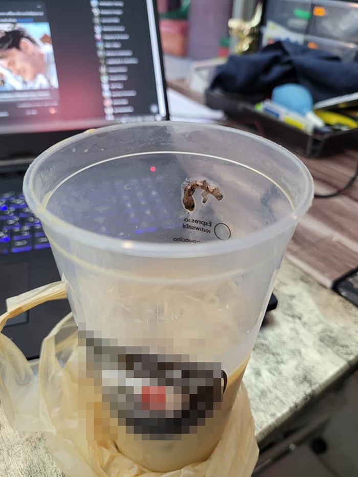 หนุ่มแทบอ้วก เจอซากจิ้งจกในแก้วกาแฟร้านดัง หนุ่มแทบอ้วก เจอซากจิ้งจกในแก้วกาแฟร้านดัง