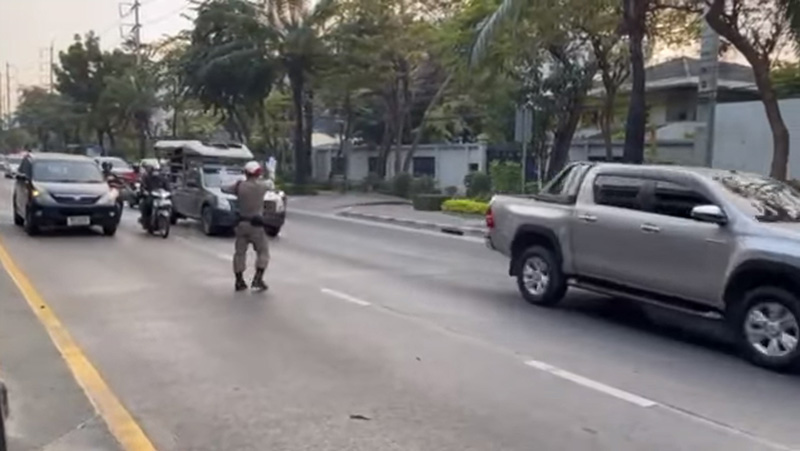 ตำรวจโบกรถให้หยุด ตำรวจโบกรถให้หยุด