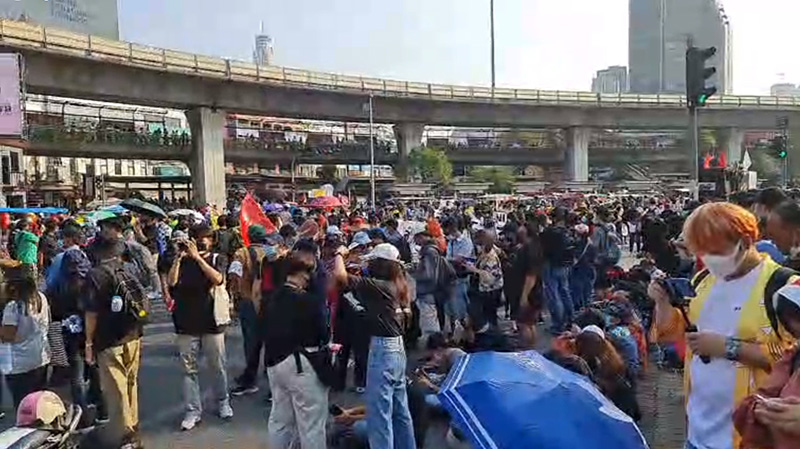 ม็อบ ม็อบ