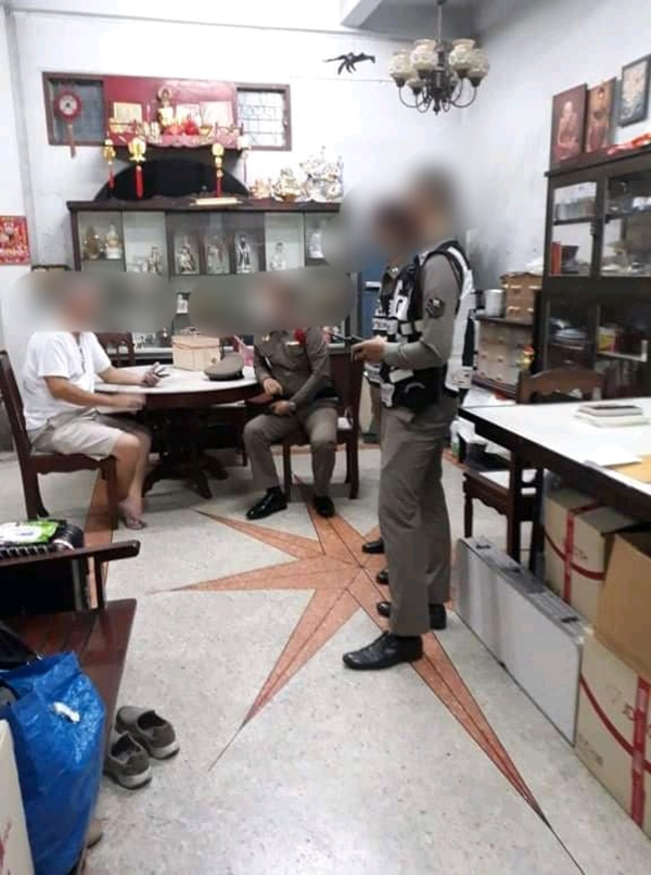 ถูกพี่ชายร่วมมือ จนท. มัดมือมัดเท้าอ้างเป็นคนบ้า ถูกพี่ชายร่วมมือ จนท. มัดมือมัดเท้าอ้างเป็นคนบ้า