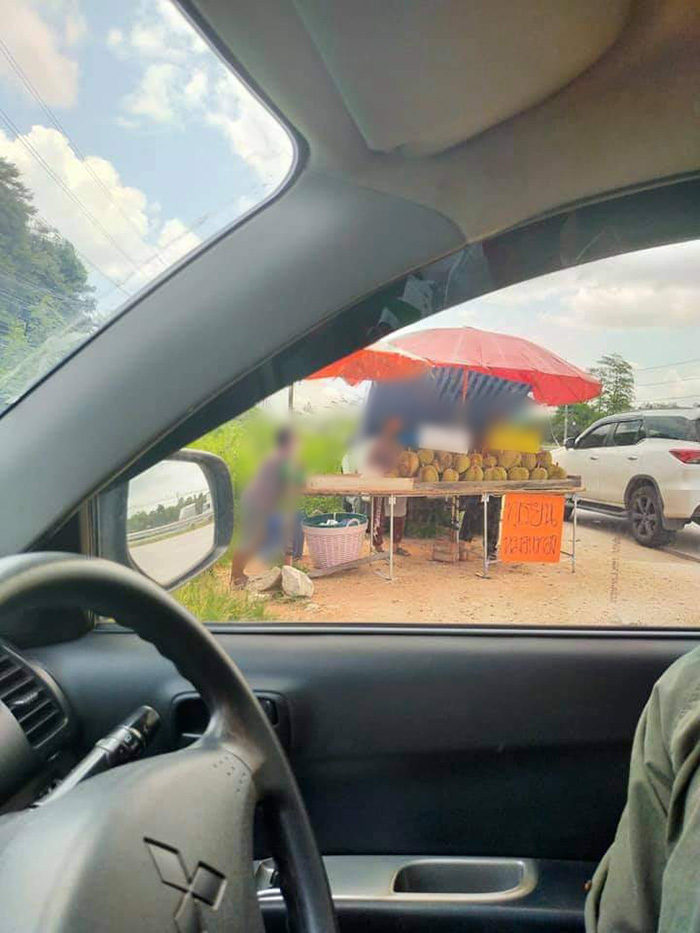 สาวโดนร้านปาทุเรียนใส่หัว ทะเลาะเดือด สาวโดนร้านปาทุเรียนใส่หัว ทะเลาะเดือด