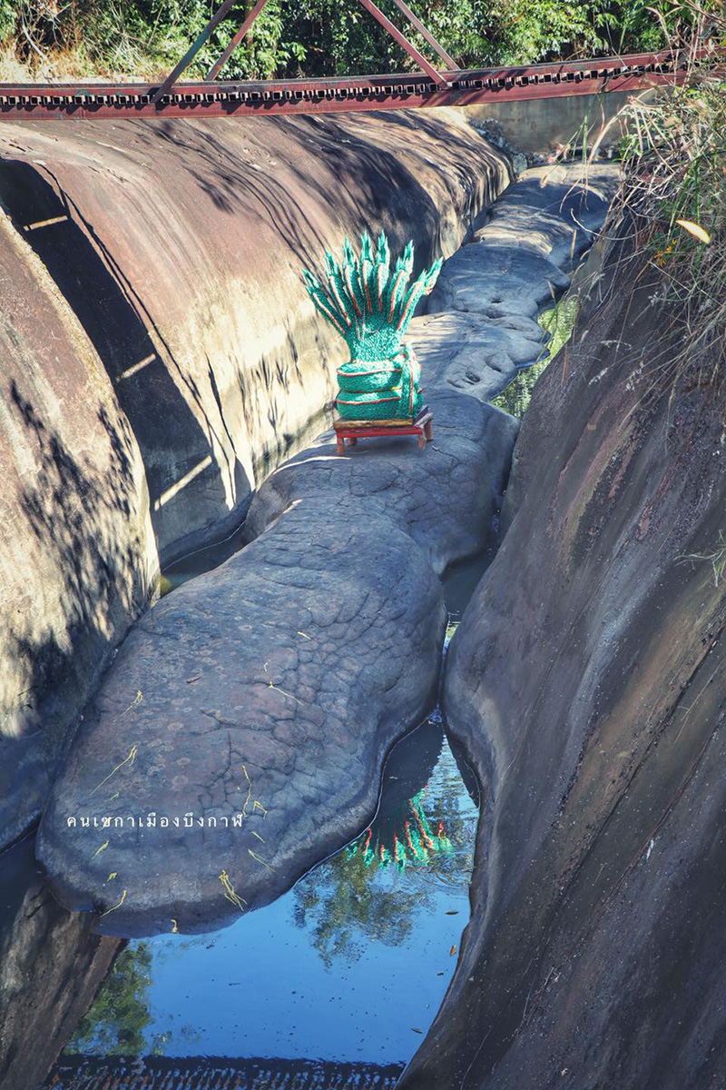 หินพญานาคเล่นน้ำในช่องหุบเขา หินพญานาคเล่นน้ำในช่องหุบเขา