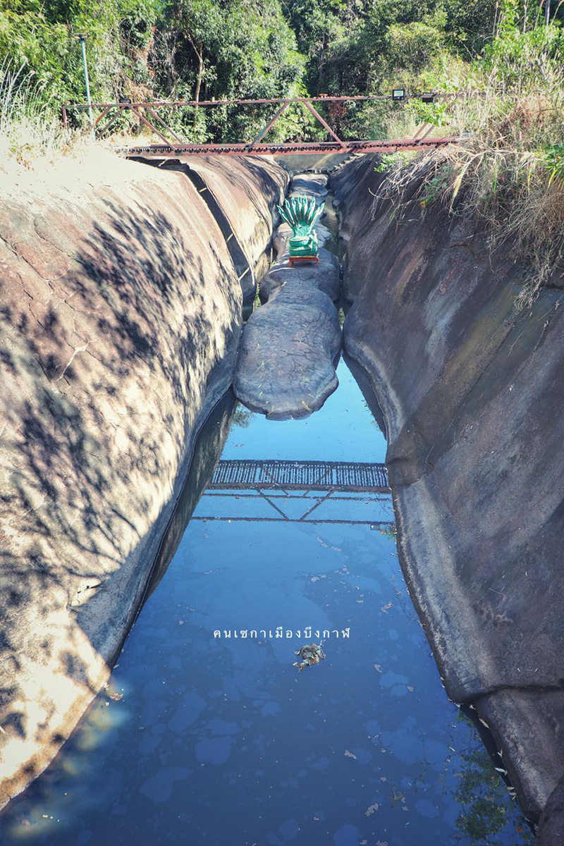 หินพญานาคเล่นน้ำในช่องหุบเขา หินพญานาคเล่นน้ำในช่องหุบเขา