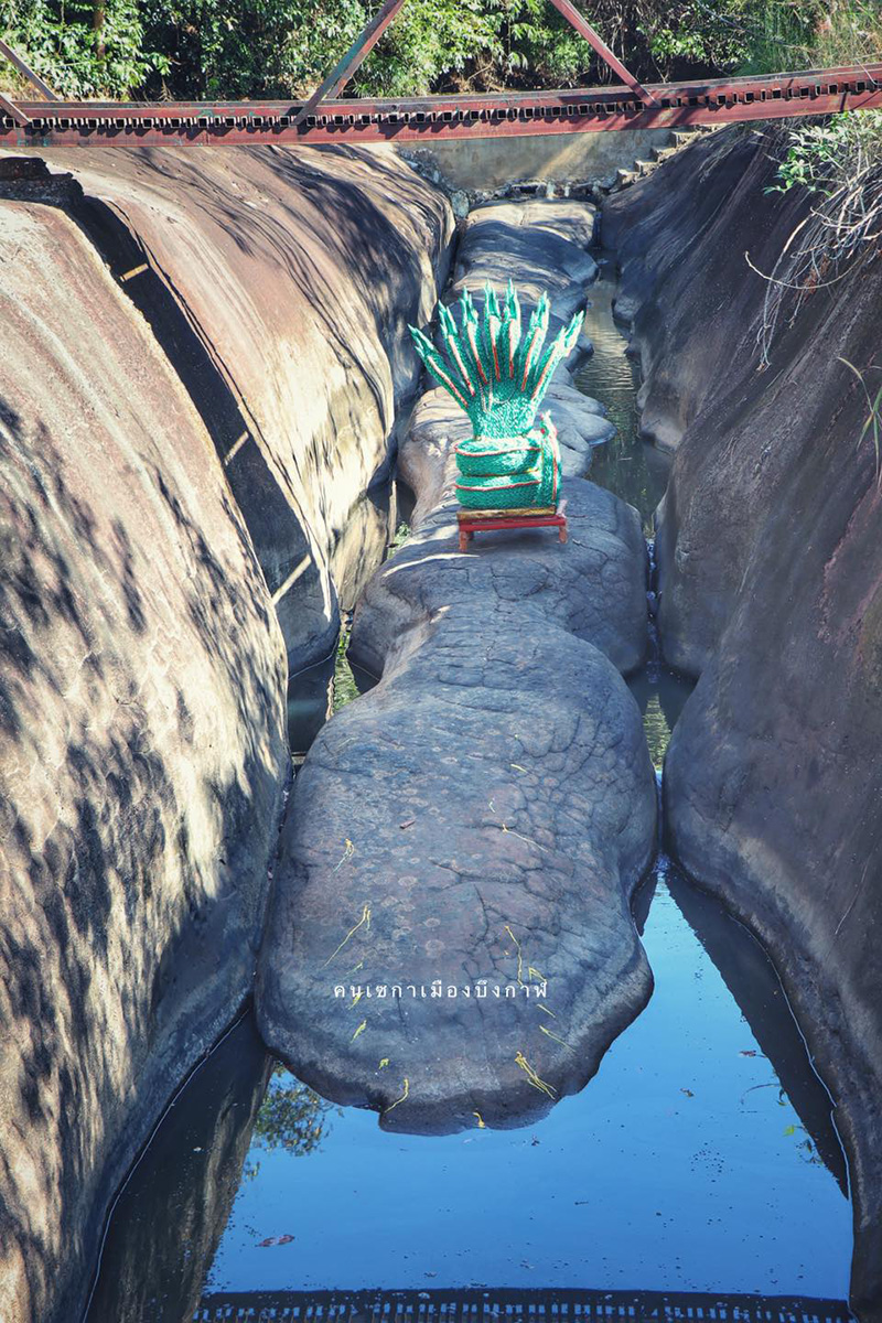 หินพญานาคเล่นน้ำในช่องหุบเขา หินพญานาคเล่นน้ำในช่องหุบเขา