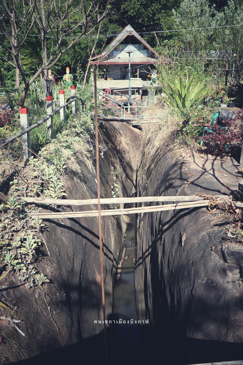 หินพญานาคเล่นน้ำในช่องหุบเขา หินพญานาคเล่นน้ำในช่องหุบเขา