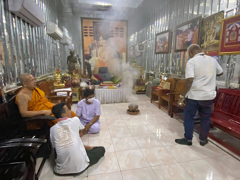 วัดดังเมืองแปดริ้วเผยภาพพิธีรมควัน วัดดังเมืองแปดริ้วเผยภาพพิธีรมควัน