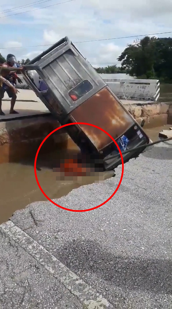 หญิงซิ่งรถรีบพาแม่ไปหาหมอ ไม่รู้สะพานขาดสุดท้ายรถตกน้ำ หญิงซิ่งรถรีบพาแม่ไปหาหมอ ไม่รู้สะพานขาดสุดท้ายรถตกน้ำ