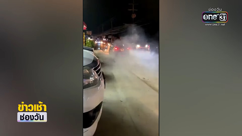 ฝรั่งขับเก๋งชนมอเตอร์ไซต์ ลากไถลไปไกล ฝรั่งขับเก๋งชนมอเตอร์ไซต์ ลากไถลไปไกล