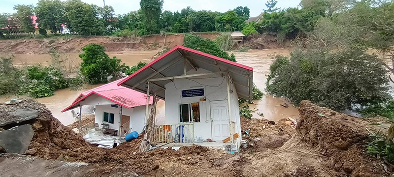 ดินสไลด์บ้านทรุดพังทั้งหลัง ดินสไลด์บ้านทรุดพังทั้งหลัง