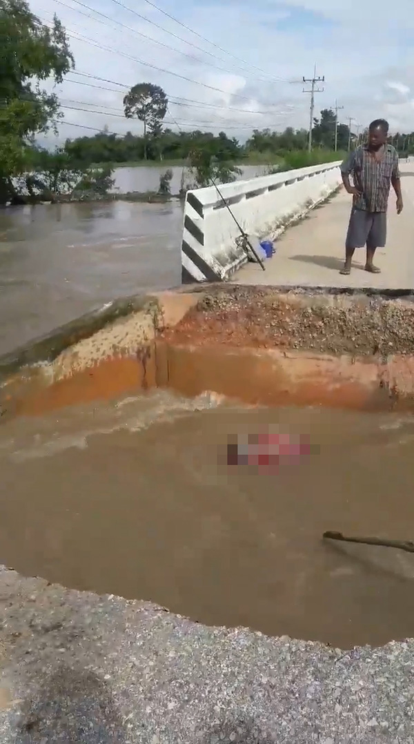 หญิงซิ่งรถรีบพาแม่ไปหาหมอ ไม่รู้สะพานขาดสุดท้ายรถตกน้ำ หญิงซิ่งรถรีบพาแม่ไปหาหมอ ไม่รู้สะพานขาดสุดท้ายรถตกน้ำ