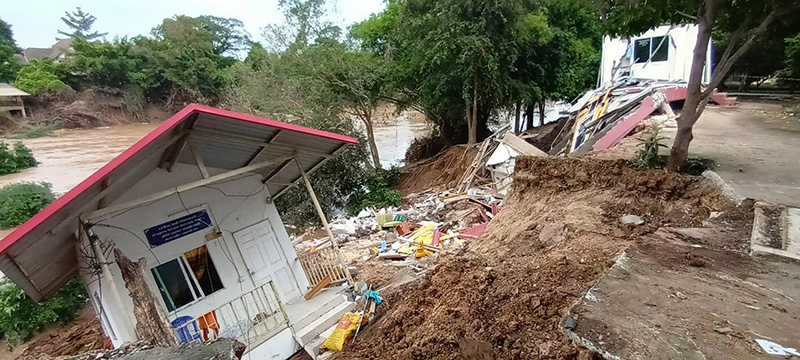 ดินสไลด์บ้านทรุดพังทั้งหลัง ดินสไลด์บ้านทรุดพังทั้งหลัง