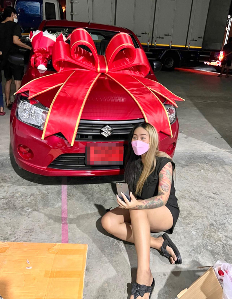 สาวเข่าแทบทรุด สั่งกล่องสุ่มพิมรี่พาย 1 แสน ได้รถยนต์ สาวเข่าแทบทรุด สั่งกล่องสุ่มพิมรี่พาย 1 แสน ได้รถยนต์