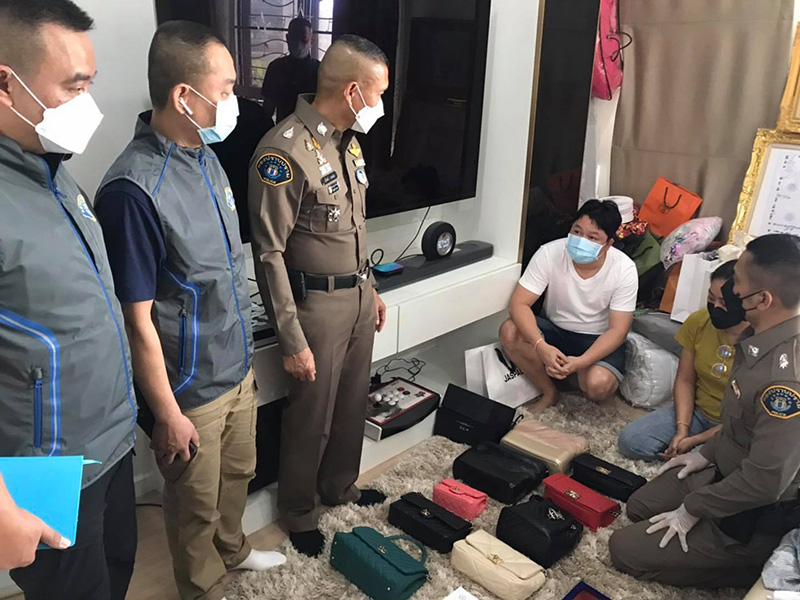 2 อดีตพนักงาน ฉกบัตรเติมเงินค่ายมือถือ 2 อดีตพนักงาน ฉกบัตรเติมเงินค่ายมือถือ