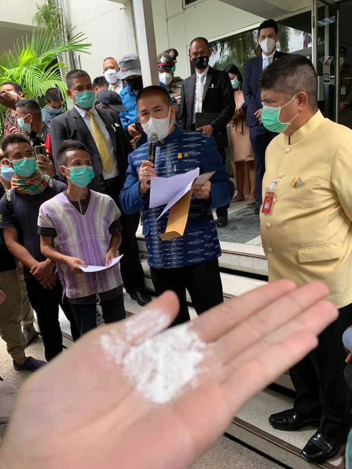 หนุ่มเทแป้งใส่มือ หนุ่มเทแป้งใส่มือ