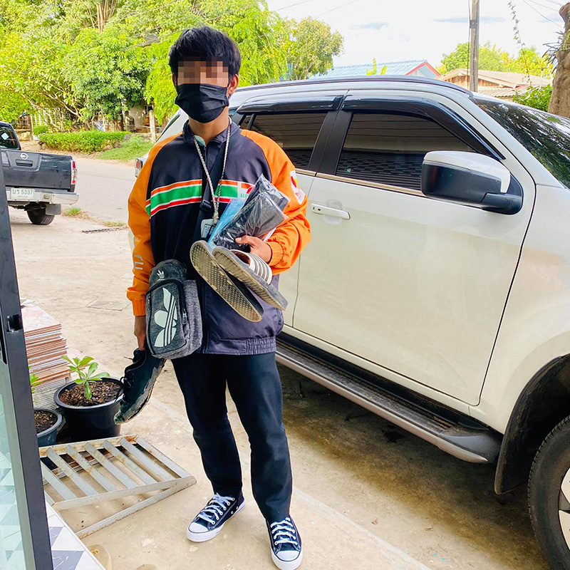 สาวปันน้ำใจ ให้รองเท้าใหม่หนุ่มเซเว่น สาวปันน้ำใจ ให้รองเท้าใหม่หนุ่มเซเว่น