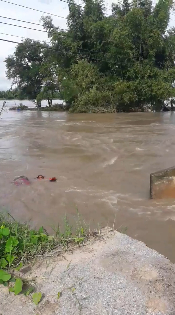 หญิงซิ่งรถรีบพาแม่ไปหาหมอ ไม่รู้สะพานขาดสุดท้ายรถตกน้ำ หญิงซิ่งรถรีบพาแม่ไปหาหมอ ไม่รู้สะพานขาดสุดท้ายรถตกน้ำ
