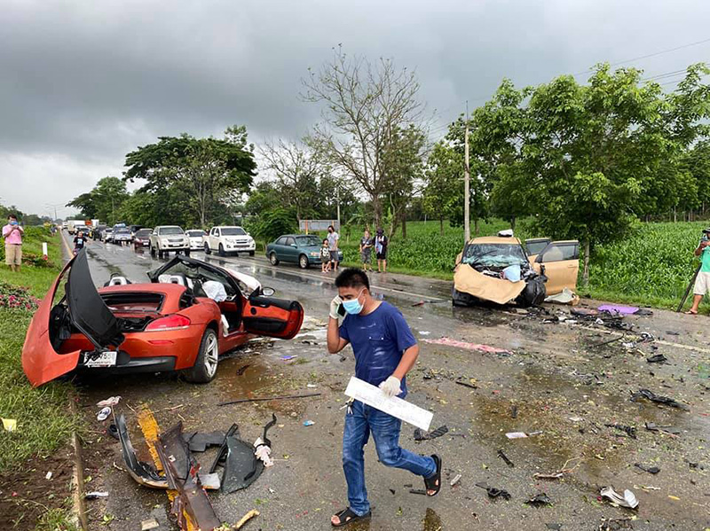 เก๋งเปิดประทุนซิ่งฝ่าฝน ชนสนั่นคร่า 2 ศพ เก๋งเปิดประทุนซิ่งฝ่าฝน ชนสนั่นคร่า 2 ศพ