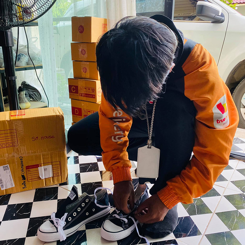 สาวปันน้ำใจ ให้รองเท้าใหม่หนุ่มเซเว่น สาวปันน้ำใจ ให้รองเท้าใหม่หนุ่มเซเว่น