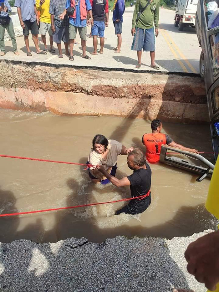 หญิงซิ่งรถรีบพาแม่ไปหาหมอ ไม่รู้สะพานขาดสุดท้ายรถตกน้ำ หญิงซิ่งรถรีบพาแม่ไปหาหมอ ไม่รู้สะพานขาดสุดท้ายรถตกน้ำ