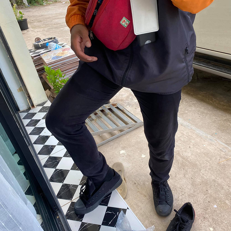 สาวปันน้ำใจ ให้รองเท้าใหม่หนุ่มเซเว่น สาวปันน้ำใจ ให้รองเท้าใหม่หนุ่มเซเว่น