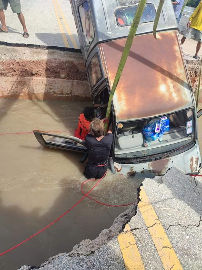 หญิงซิ่งรถรีบพาแม่ไปหาหมอ ไม่รู้สะพานขาดสุดท้ายรถตกน้ำ หญิงซิ่งรถรีบพาแม่ไปหาหมอ ไม่รู้สะพานขาดสุดท้ายรถตกน้ำ