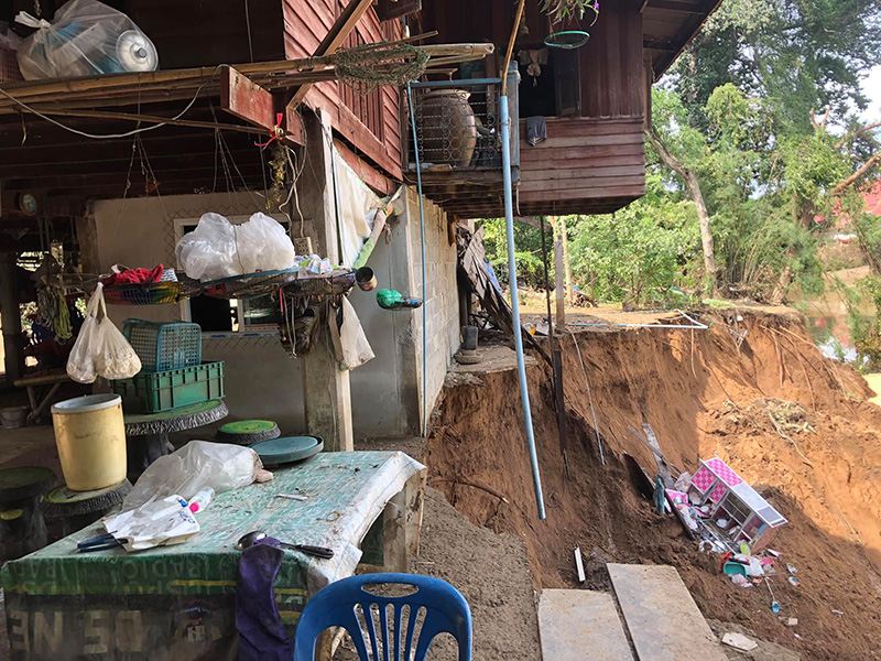 ดินสไลด์บ้านทรุดพังทั้งหลัง ดินสไลด์บ้านทรุดพังทั้งหลัง