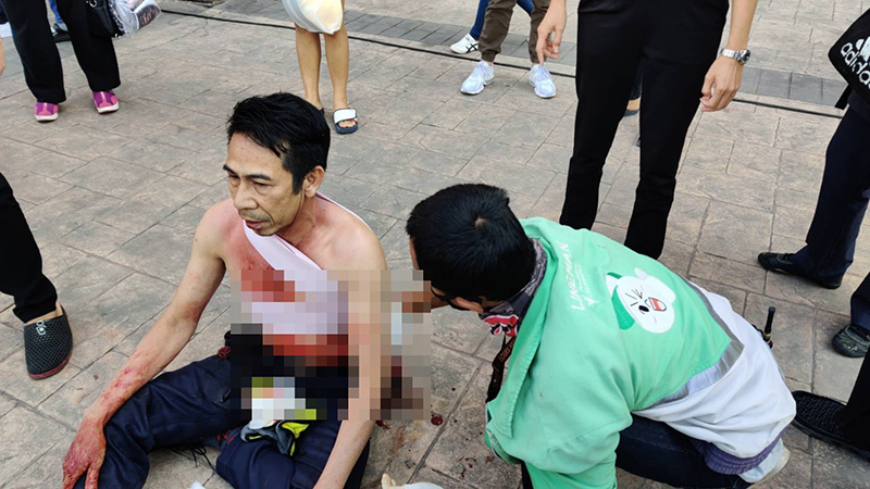 แห่ยกย่อง รปภ. ฮีโร่ สู้โจรปล้นธนาคารจนถูกแทงเจ็บ แห่ยกย่อง รปภ. ฮีโร่ สู้โจรปล้นธนาคารจนถูกแทงเจ็บ