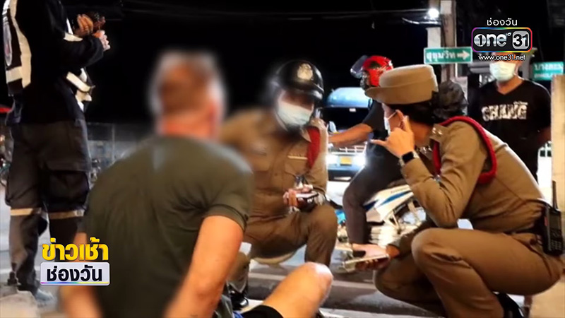 ฝรั่งขับเก๋งชนมอเตอร์ไซต์ ลากไถลไปไกล ฝรั่งขับเก๋งชนมอเตอร์ไซต์ ลากไถลไปไกล