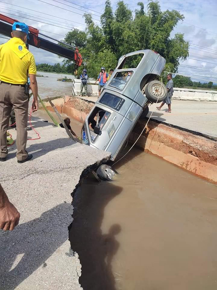 หญิงซิ่งรถรีบพาแม่ไปหาหมอ ไม่รู้สะพานขาดสุดท้ายรถตกน้ำ หญิงซิ่งรถรีบพาแม่ไปหาหมอ ไม่รู้สะพานขาดสุดท้ายรถตกน้ำ