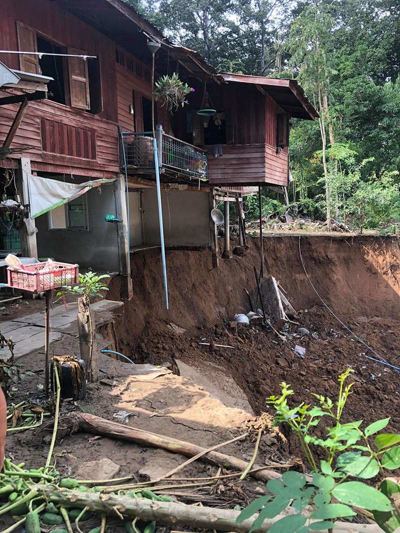 ดินสไลด์บ้านทรุดพังทั้งหลัง ดินสไลด์บ้านทรุดพังทั้งหลัง