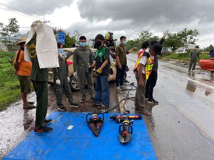 เก๋งเปิดประทุนซิ่งฝ่าฝน ชนสนั่นคร่า 2 ศพ เก๋งเปิดประทุนซิ่งฝ่าฝน ชนสนั่นคร่า 2 ศพ