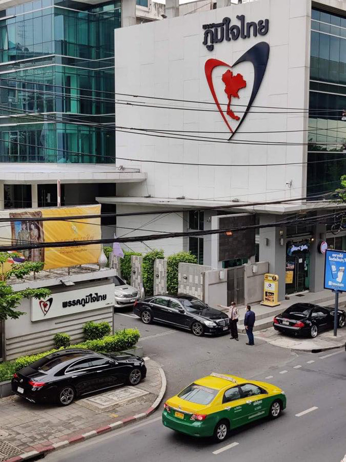 รถหรูจอดบนทางเท้าหน้าพรรคภูมิใจไทย รถหรูจอดบนทางเท้าหน้าพรรคภูมิใจไทย