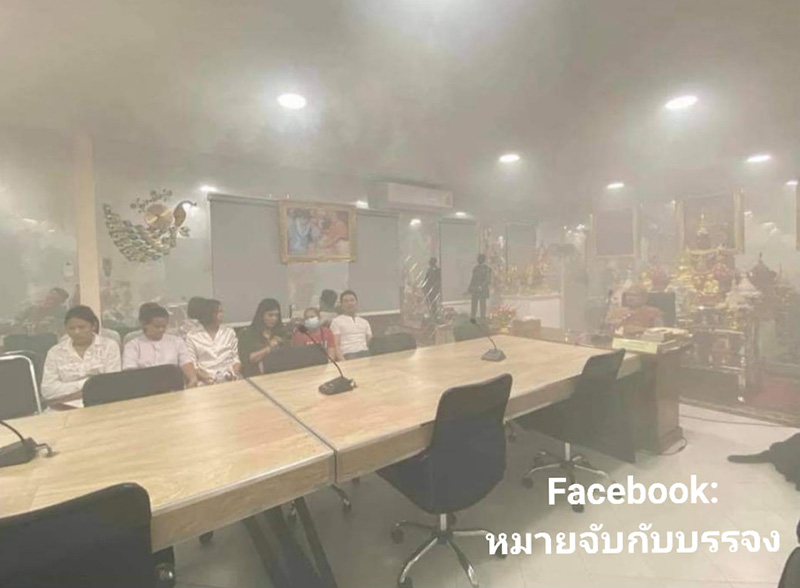 วัดดังเมืองแปดริ้วเผยภาพพิธีรมควัน วัดดังเมืองแปดริ้วเผยภาพพิธีรมควัน