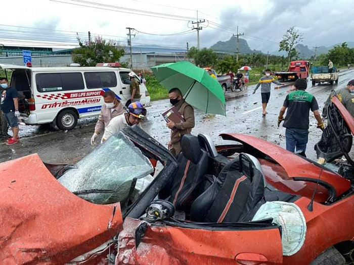 เก๋งเปิดประทุนซิ่งฝ่าฝน ชนสนั่นคร่า 2 ศพ เก๋งเปิดประทุนซิ่งฝ่าฝน ชนสนั่นคร่า 2 ศพ