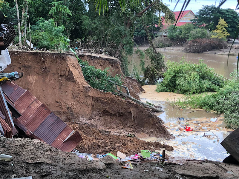 ดินสไลด์บ้านทรุดพังทั้งหลัง ดินสไลด์บ้านทรุดพังทั้งหลัง