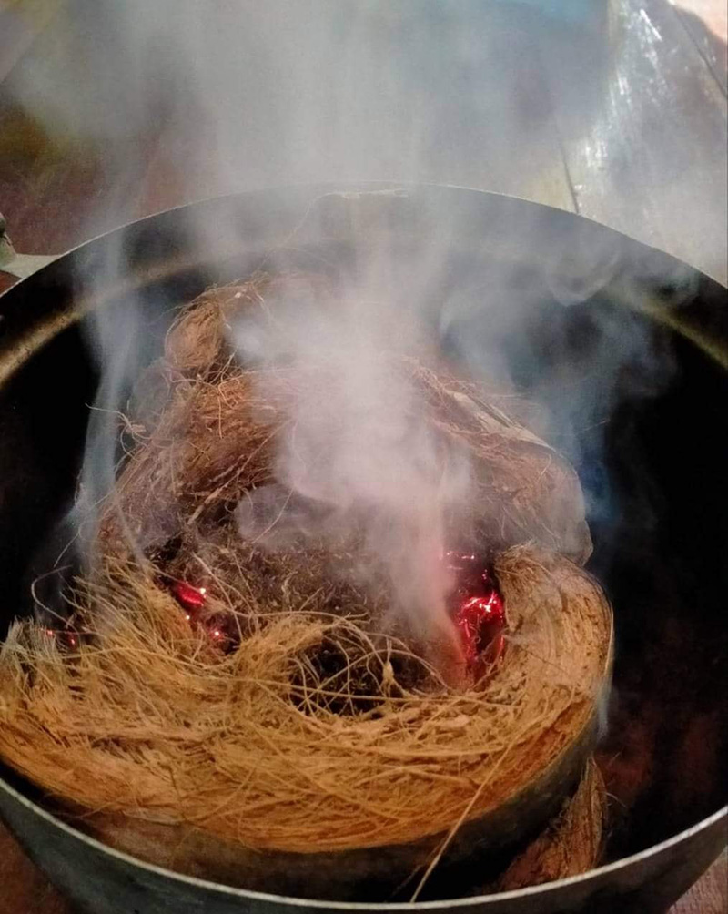 วัดดังเมืองแปดริ้วเผยภาพพิธีรมควัน วัดดังเมืองแปดริ้วเผยภาพพิธีรมควัน