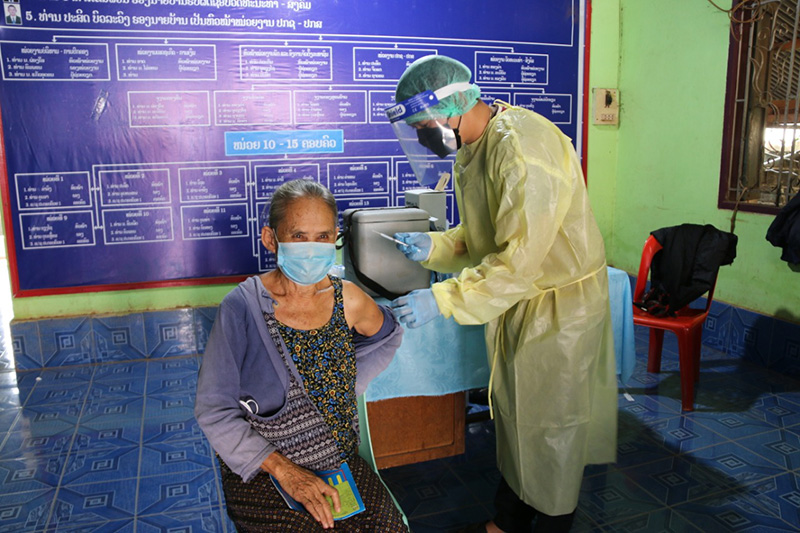 7 คนไทยเก็บเห็ด ได้ฉีดวัคซีนที่ลาว 7 คนไทยเก็บเห็ด ได้ฉีดวัคซีนที่ลาว