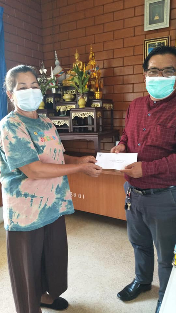 พายุพัดถล่มบ้านพัง อบต. จ่ายเงินเยียวยา 100 บาท พายุพัดถล่มบ้านพัง อบต. จ่ายเงินเยียวยา 100 บาท